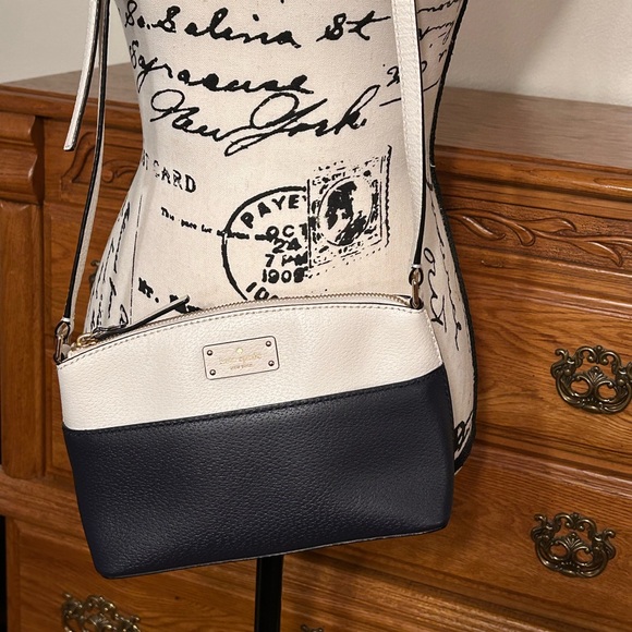 Adorable EUC Kate Spade New York Crossbody leather bag. Navy & creamy white. - Picture 2 of 6